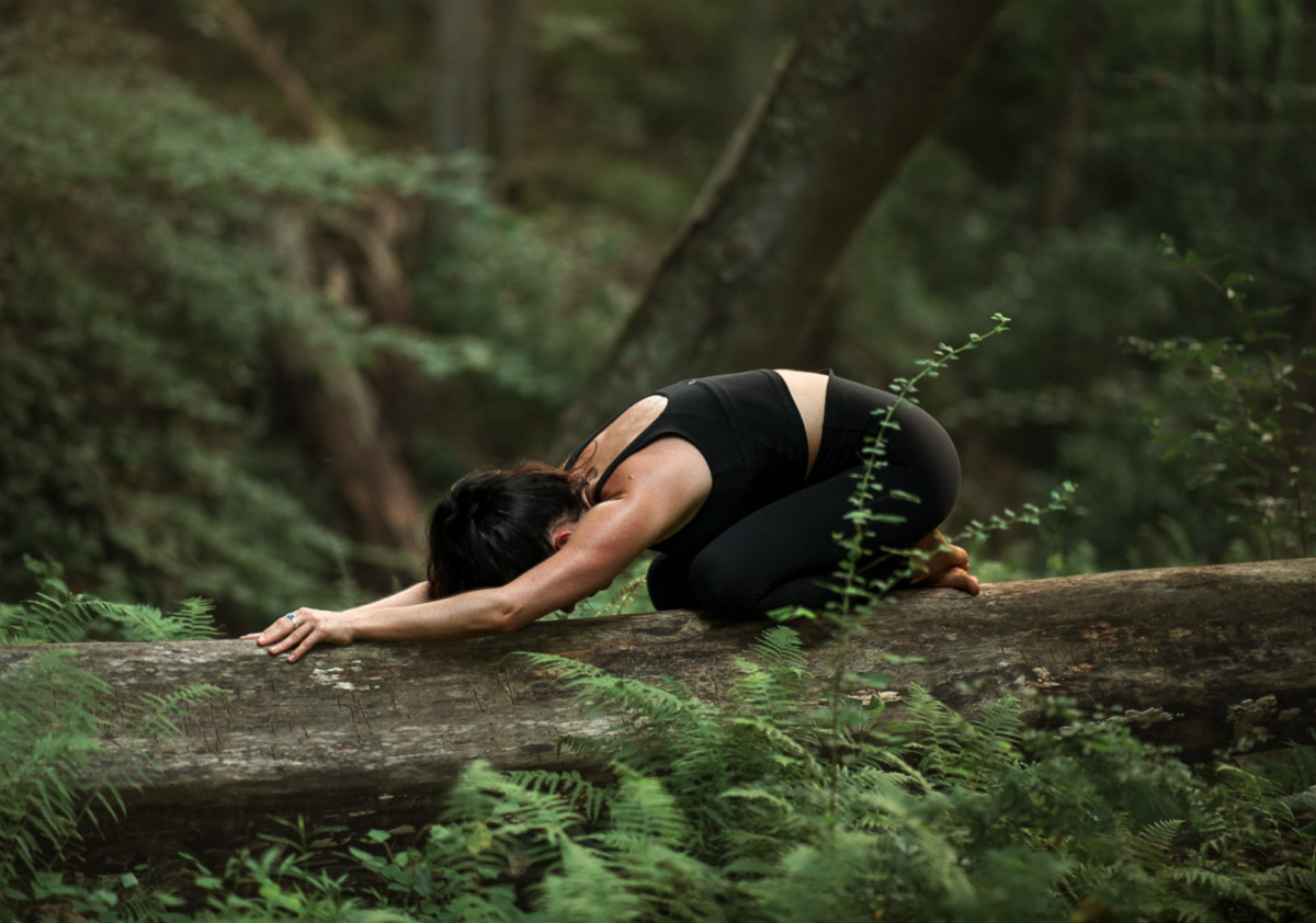 ¿Sientes que tu cuerpo necesita una pausa? El Yoga Sensible al Trauma puede ser tu refugio